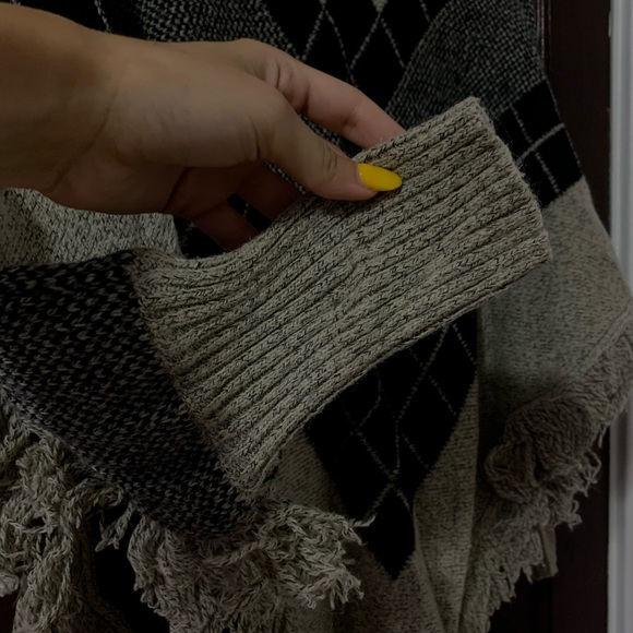 Monteau - Sweater Poncho - Picture 2 of 3